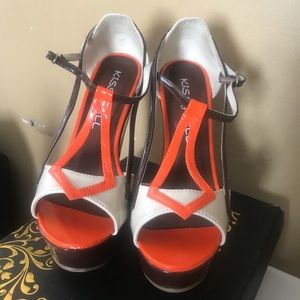 Kiss & tell wedge sandals 👡